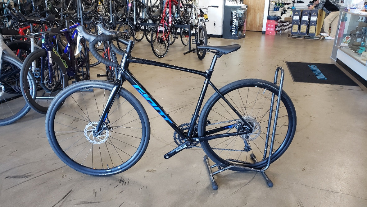 Giant Contend AR 4 Road Bike  with 16 speeds - Med/Lg (USED)